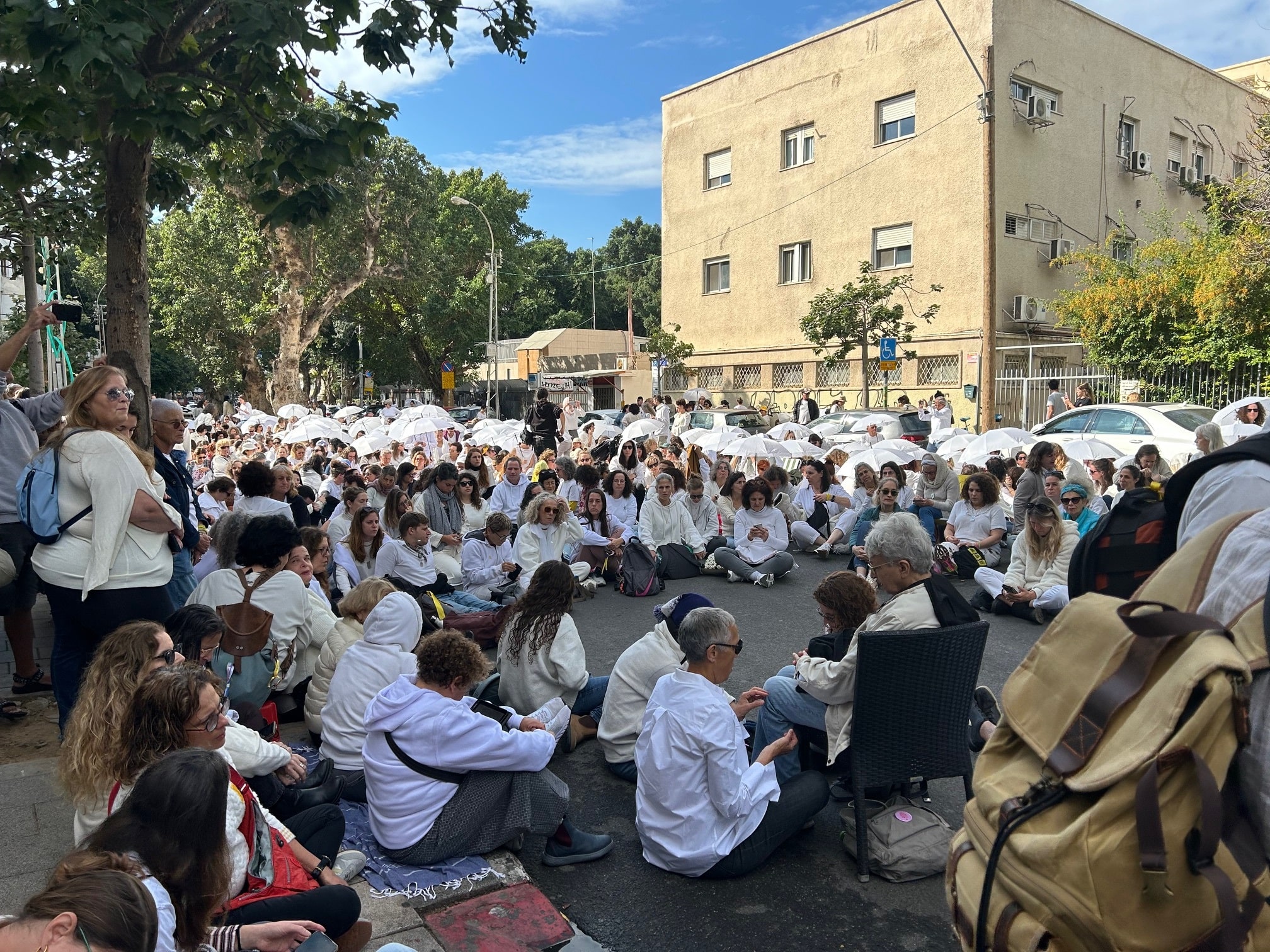 "משמרת 101", יוזמת אימהות של חטופים, בהפגנה שקטה